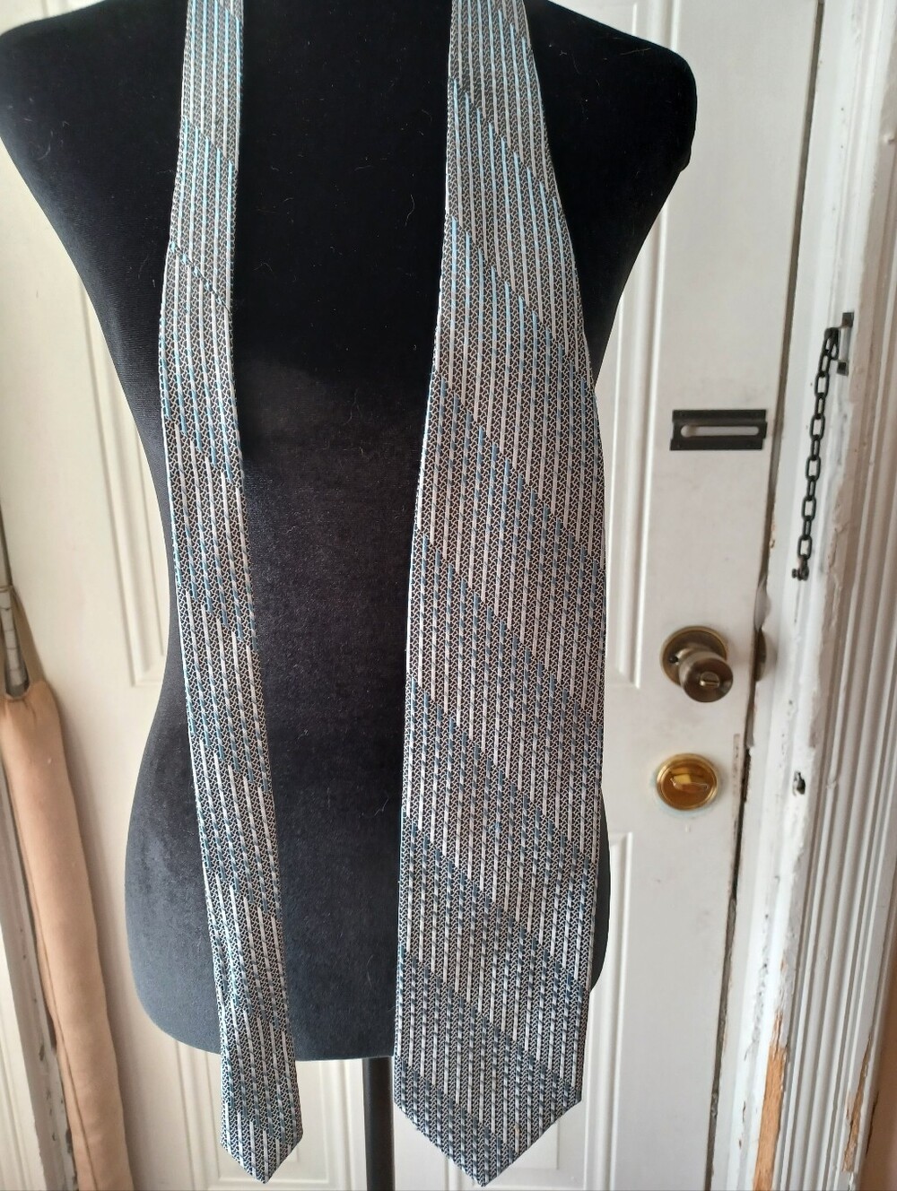 Pavone 100 % Silk Made In Italy Men's Black and Silver Patterned Tie .